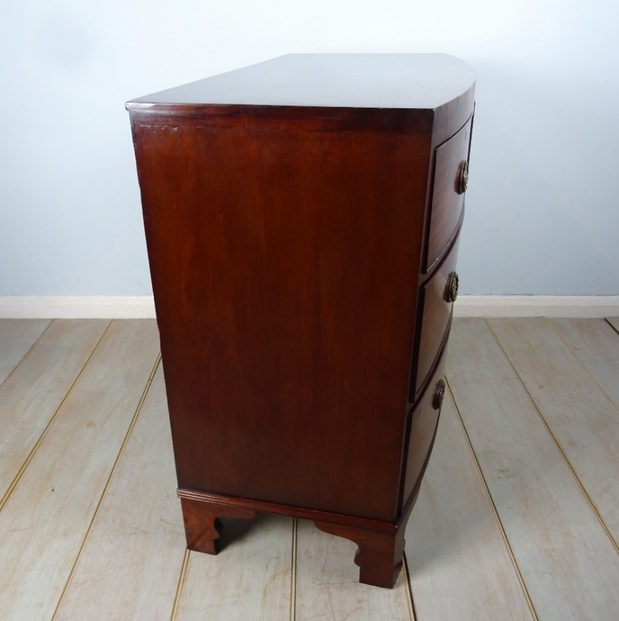 A Mahogany Bow Fronted Chest of Drawers of Small Proportions (9).JPG